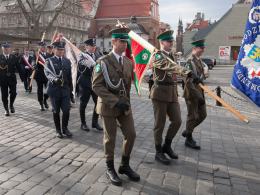 Wojewoda wraz z Opolanami złożył kwiaty upamiętniając 8 rocznicę katastrofy smoleńskiej