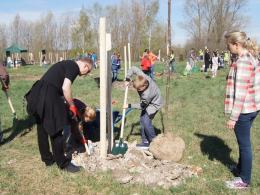Opolanie wspólnie sadzą drzewa przy kąpielisku Bolko