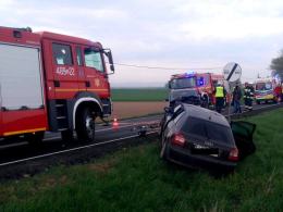 Czołowe zderzenie pojazdów na DK 40. Dwaj kierowcy ranni