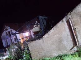 7 zastępów straży pożarnej walczyło z pożarem stodoły w Jędrzychowie