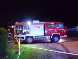 7 zastępów straży pożarnej walczyło z pożarem stodoły w Jędrzychowie