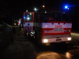 Pożar przy promenadzie w Turawie. Szybka reakcja sąsiadów uratowała przyległe domy