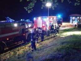 Pożar przy promenadzie w Turawie. Szybka reakcja sąsiadów uratowała przyległe domy