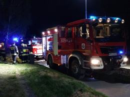 Pożar przy promenadzie w Turawie. Szybka reakcja sąsiadów uratowała przyległe domy