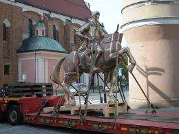 Na rynek wjechał pomnik księcia Kazimierza I Opolskiego, trwają przymiarki
