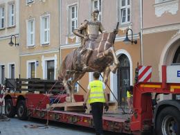Na rynek wjechał pomnik księcia Kazimierza I Opolskiego, trwają przymiarki