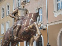 Na rynek wjechał pomnik księcia Kazimierza I Opolskiego, trwają przymiarki
