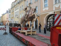 Na rynek wjechał pomnik księcia Kazimierza I Opolskiego, trwają przymiarki