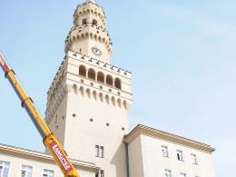 Na rynek wjechał pomnik księcia Kazimierza I Opolskiego, trwają przymiarki