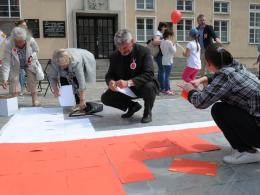 Wielka flaga Polski powstała na rynku
