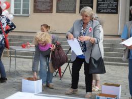 Wielka flaga Polski powstała na rynku