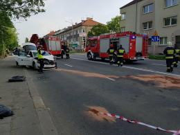 Czołowe zderzenie w centrum. Dwaj kierowcy ranni