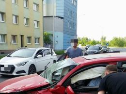 Czołowe zderzenie w centrum. Dwaj kierowcy ranni