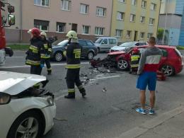 Czołowe zderzenie w centrum. Dwaj kierowcy ranni