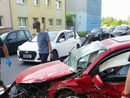 Czołowe zderzenie w centrum. Dwaj kierowcy ranni