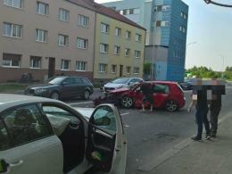 Czołowe zderzenie w centrum. Dwaj kierowcy ranni