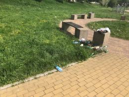 Park nadodrzański po 2 dniach wolnego tonie w śmieciach. Co będzie później?