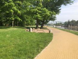 Park nadodrzański po 2 dniach wolnego tonie w śmieciach. Co będzie później?
