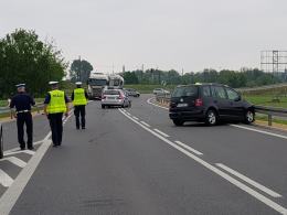 Kolizja radiowozu z zawracającym volkswagenem.