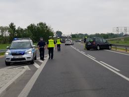 Kolizja radiowozu z zawracającym volkswagenem.