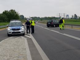 Kolizja radiowozu z zawracającym volkswagenem.