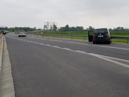 Kolizja radiowozu z zawracającym volkswagenem.