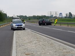 Kolizja radiowozu z zawracającym volkswagenem.