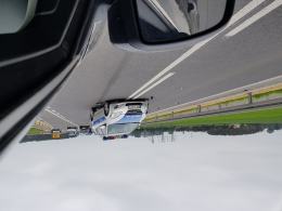 Kolizja radiowozu z zawracającym volkswagenem.