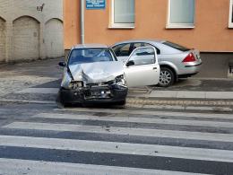 Na ul. Sądowej autobus zderzył się z osobówką