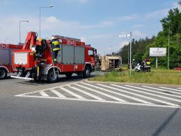 Śmieciarka wywróciła się na rondzie Szczakiela w Opolu, są utrudnienia