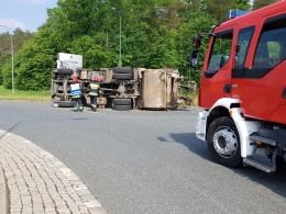 Śmieciarka wywróciła się na rondzie Szczakiela w Opolu, są utrudnienia