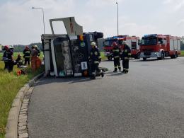 Śmieciarka wywróciła się na rondzie Szczakiela w Opolu, są utrudnienia