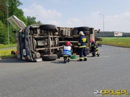 Śmieciarka wywróciła się na rondzie Szczakiela w Opolu, są utrudnienia