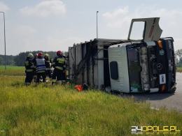 Śmieciarka wywróciła się na rondzie Szczakiela w Opolu, są utrudnienia