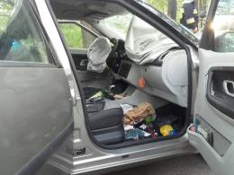 Wypadek na trasie Kup-Murów. Auto osobowe uderzyło w drzewo