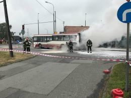 Pożar autobusu MZK na ulicy Tysiąclecia. Skrzyżowanie Częstochowska - Tysiąclecia zablokowane