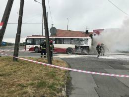 Pożar autobusu MZK na ulicy Tysiąclecia. Skrzyżowanie Częstochowska - Tysiąclecia zablokowane