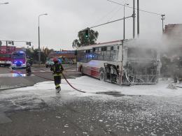 Pożar autobusu MZK na ulicy Tysiąclecia. Skrzyżowanie Częstochowska - Tysiąclecia zablokowane