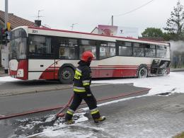 Pożar autobusu MZK na ulicy Tysiąclecia. Skrzyżowanie Częstochowska - Tysiąclecia zablokowane