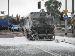 Pożar autobusu MZK na ulicy Tysiąclecia. Skrzyżowanie Częstochowska - Tysiąclecia zablokowane