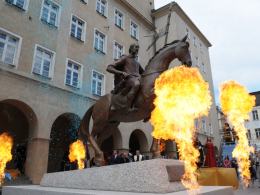 Opolanie tłumnie wzięli udział w uroczystym odsłonięciu pomnika Kazimierza I na rynku