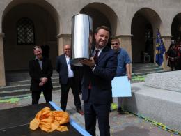 (Po odsłonięciu pomnika zakopano "Kapsułę Czasu". Zostanie ona otwarta dopiero za 100 lat.)