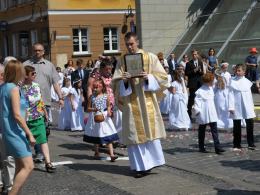 Tłumy wiernych przeszły ulicami Opola sypiąc kwiaty