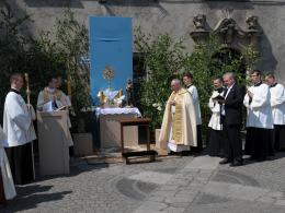 Tłumy wiernych przeszły ulicami Opola sypiąc kwiaty