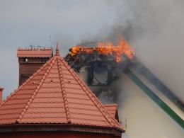 Pożar domu wielorodzinnego w Jełowej. W akcji 14 zastępów straży