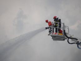 Pożar domu wielorodzinnego w Jełowej. W akcji 14 zastępów straży