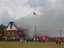 Pożar domu wielorodzinnego w Jełowej. W akcji 14 zastępów straży