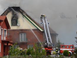 Pożar domu wielorodzinnego w Jełowej. W akcji 14 zastępów straży