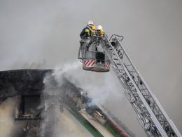 Pożar domu wielorodzinnego w Jełowej. W akcji 14 zastępów straży