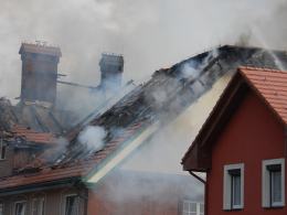 Pożar domu wielorodzinnego w Jełowej. W akcji 14 zastępów straży
